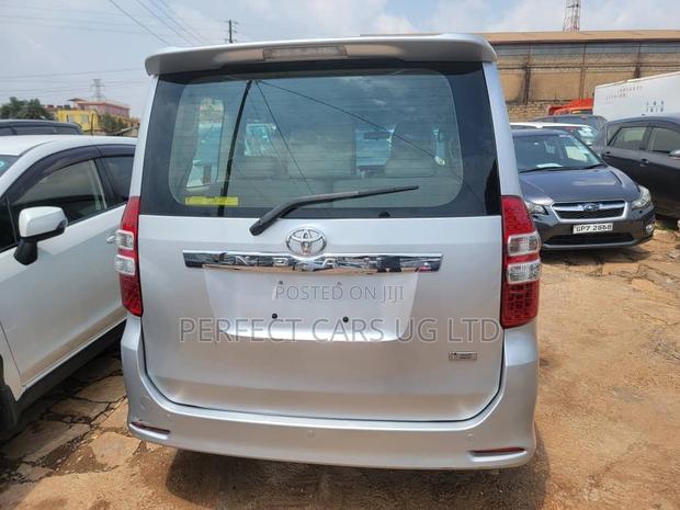 Toyota Noah 2.0 158hp AWD (8 Seater) 2010 Silver