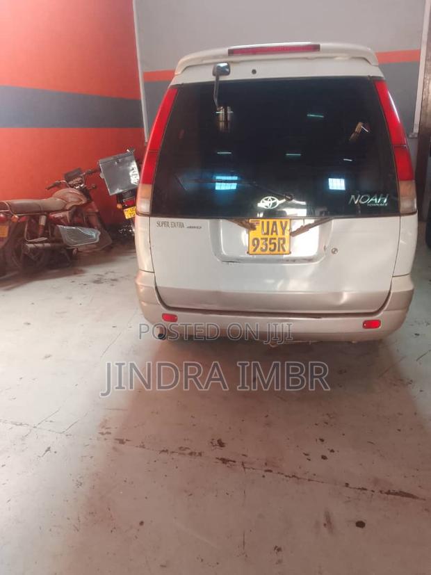 Toyota Noah 2.0 FWD (8 Seater) 2002 White