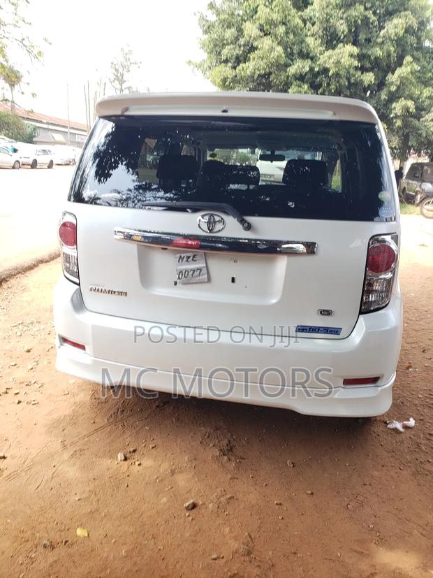 Toyota Corolla Rumion Hatchback 1.5 FWD 2010 White