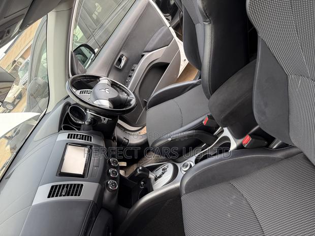 Mitsubishi Outlander ES 2011 White