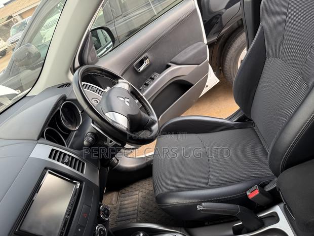 Mitsubishi Outlander ES 2011 White