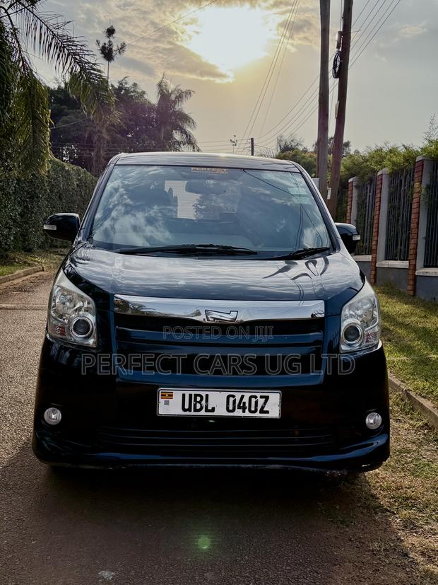 Toyota Noah 2.0 143hp FWD (8 Seater) 2009 Black