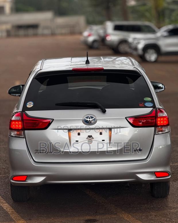 Toyota Corolla Fielder 1.5 Hybrid FWD 2017 Silver
