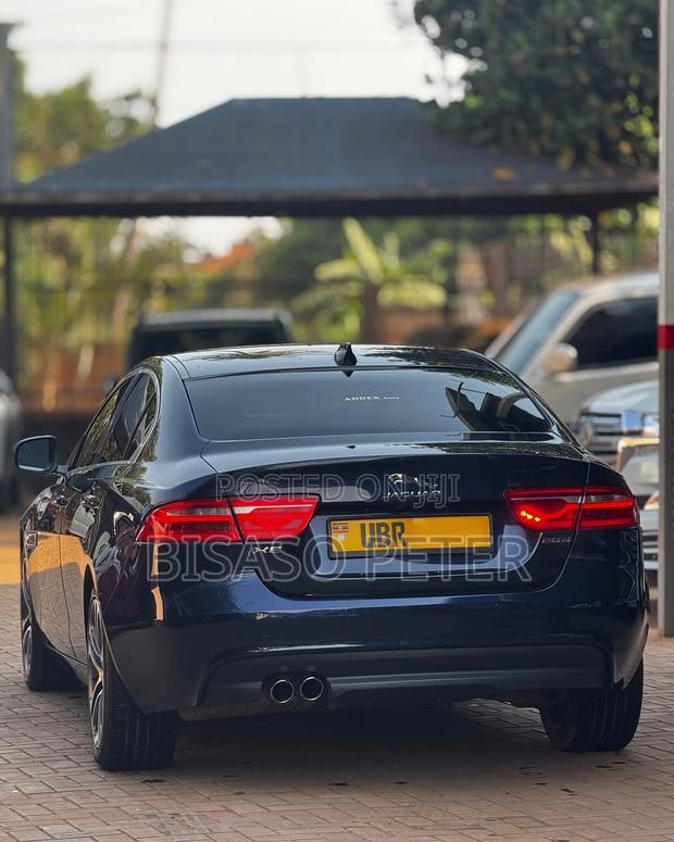 Jaguar XE 2017 Blue