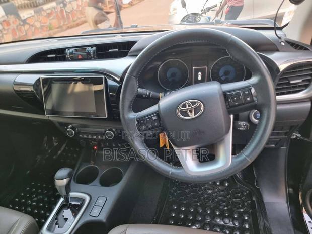 Toyota Hilux 2016 Black