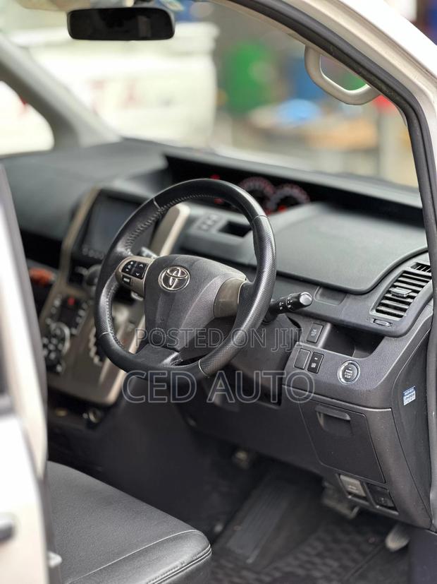 Toyota Noah 2011 White