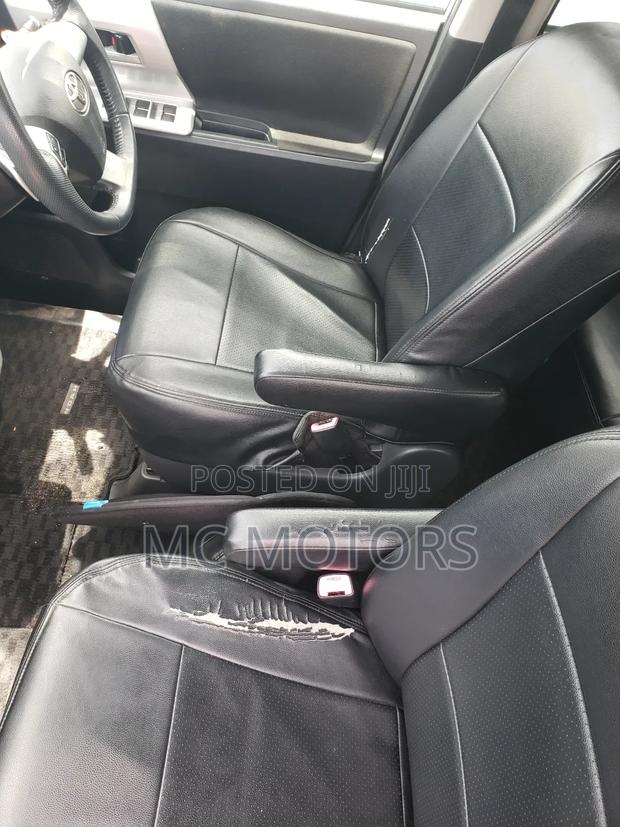 Toyota Noah 2.0 143hp AWD (8 Seater) 2011 Silver