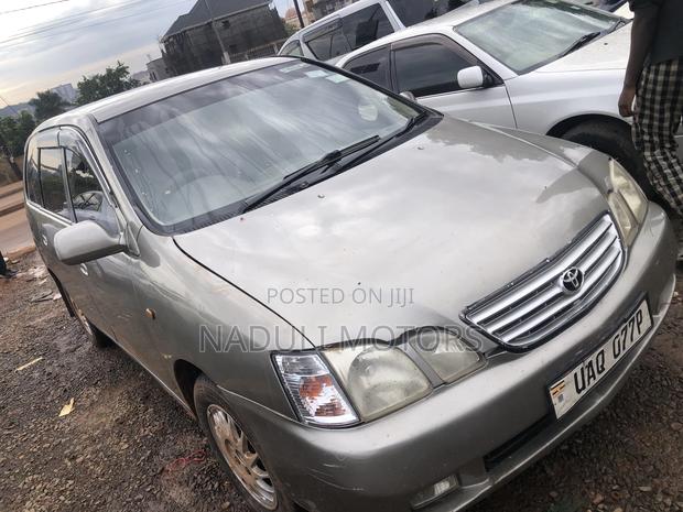 Toyota Gaia 2003