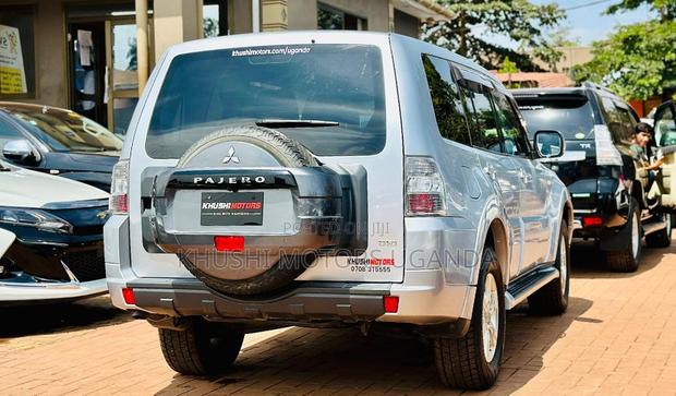 Mitsubishi Pajero 2011 Silver