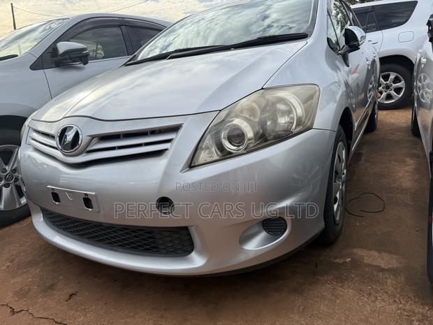 Toyota Auris 2011 Silver