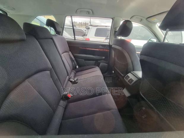 Subaru Outback 2.5i Premium 2011 Gold