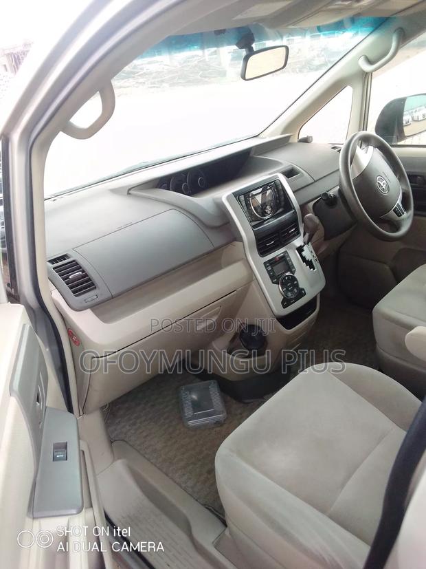 Toyota Noah 2013 Gold
