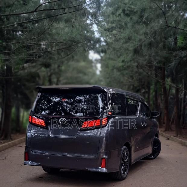 Toyota Alphard 2.5 Petrol FWD 2016 Gray