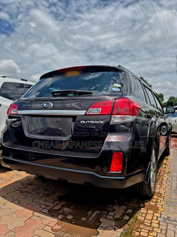 Subaru Outback 2.5i Premium 2011 Brown