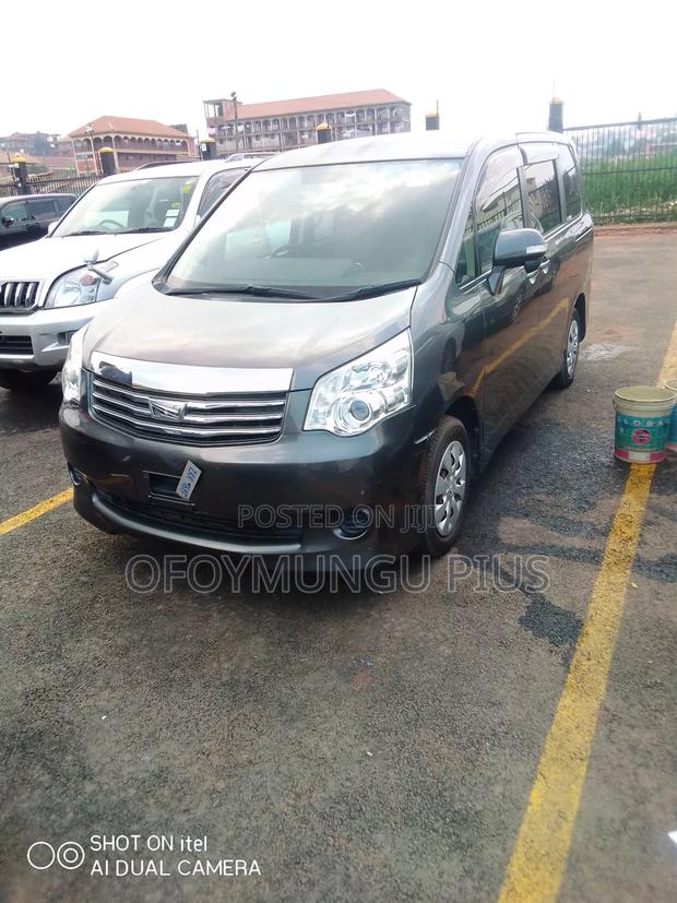 Toyota Noah 2009 Gold