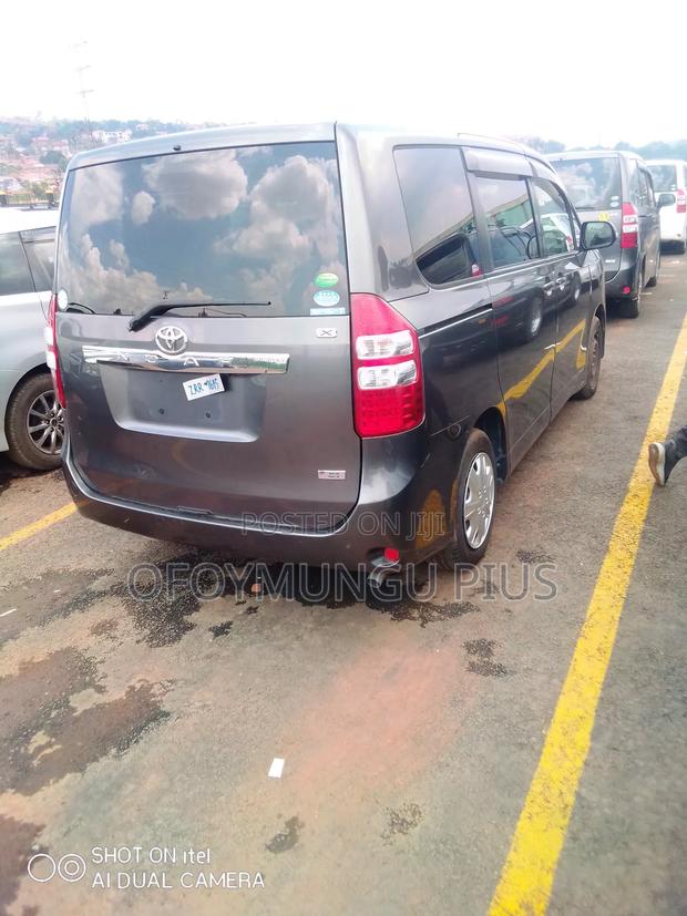 Toyota Noah 2009 Gold