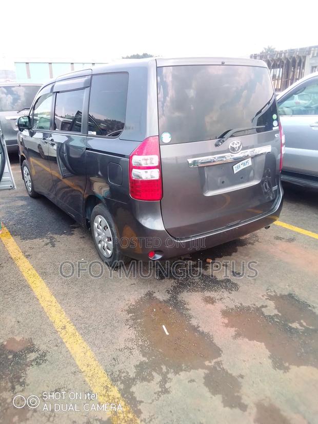 Toyota Noah 2009 Gold