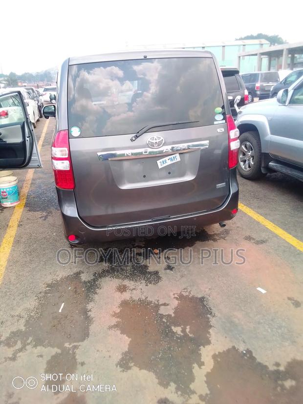 Toyota Noah 2009 Gold