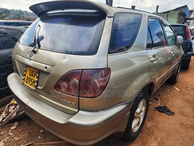 Toyota Harrier 3.0 V6 1999 Gold