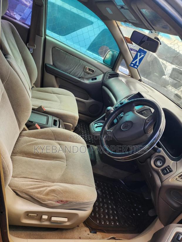 Toyota Harrier 3.0 V6 1999 Gold