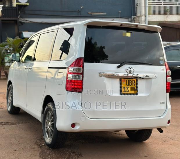Toyota Noah 2.0 143hp AWD (8 Seater) 2011 White