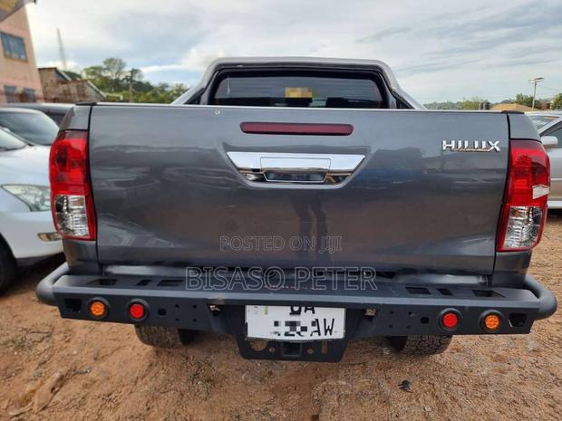 Toyota Hilux 2016 Gray