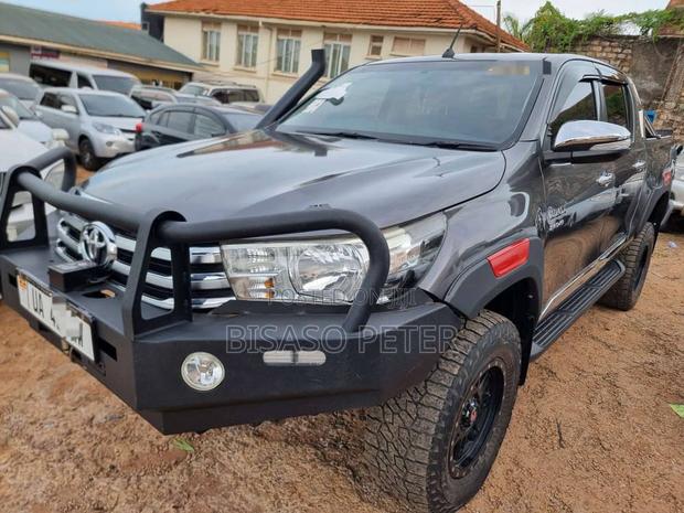 Toyota Hilux 2016 Gray