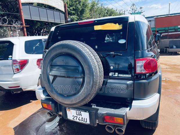 Toyota FJ Cruiser 2010 Black