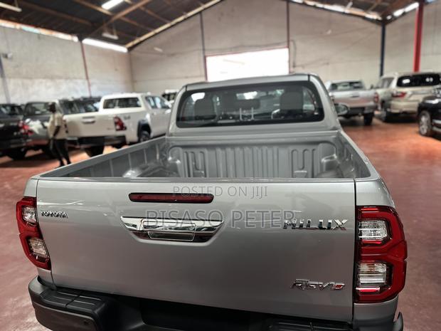 Toyota Hilux 2024 Silver