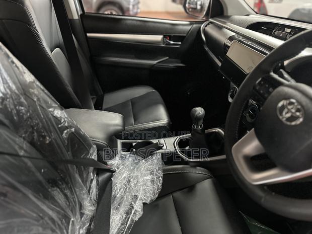 Toyota Hilux 2024 Silver