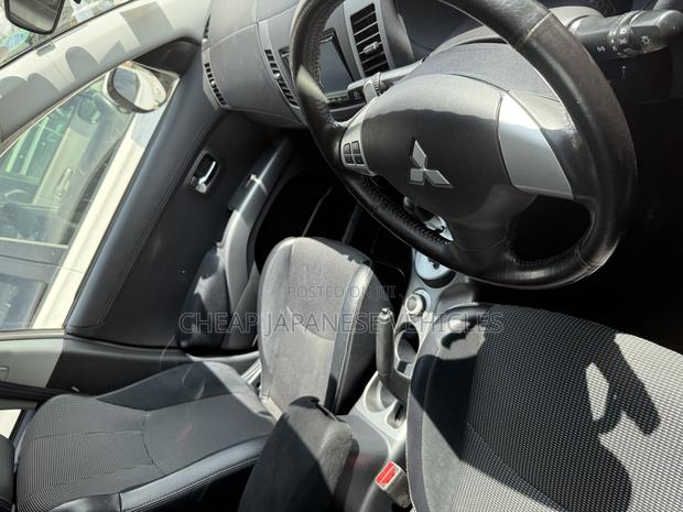 Mitsubishi Outlander 2012 White