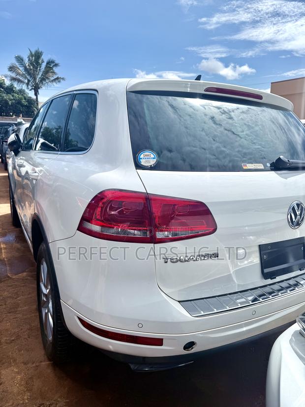 Volkswagen Touareg VR6 Lux 2011 Off white