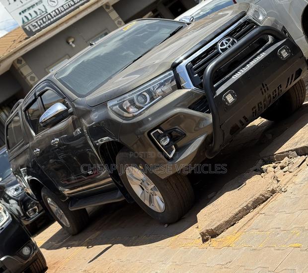 Toyota Hilux Revo Double Cab Deisel 2.8 AWD 2019 Gray