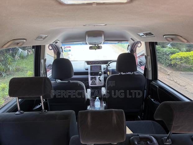 Toyota Noah 2.0 143hp AWD (8 Seater) 2011 Gray