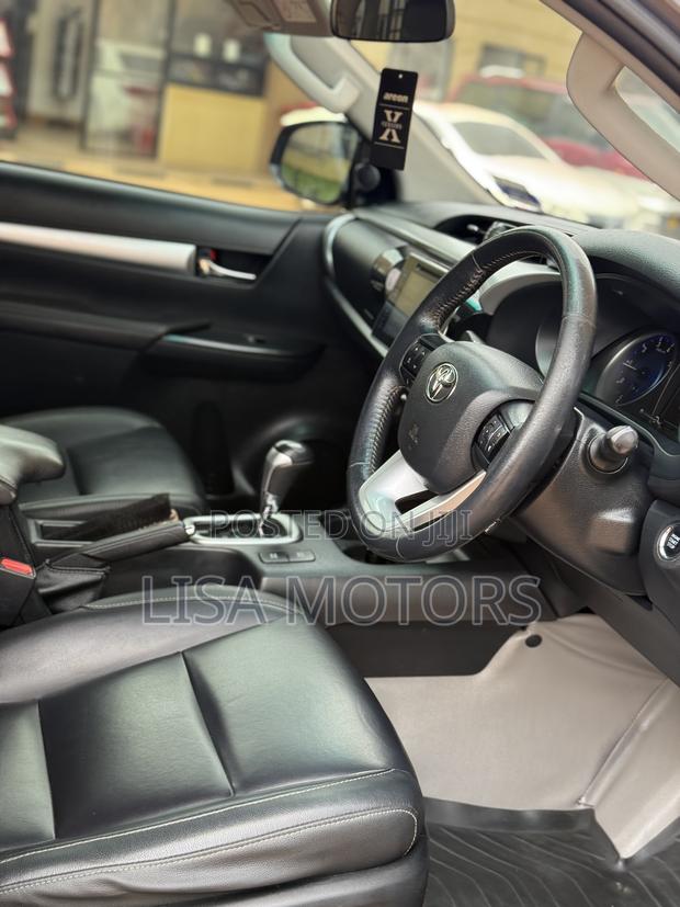 Toyota Hilux 2016 Gray