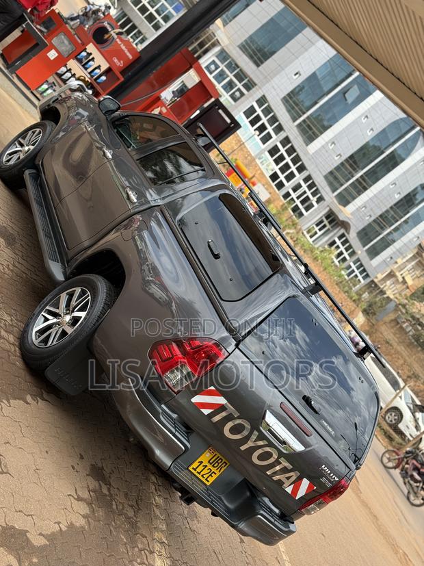 Toyota Hilux 2016 Gray