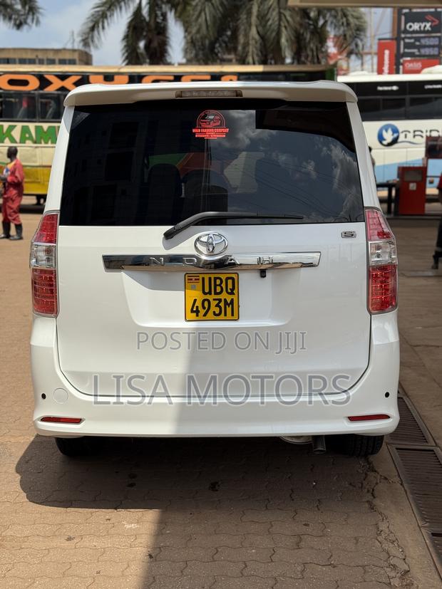 Toyota Noah 2.0 143hp FWD (8 Seater) 2009 White