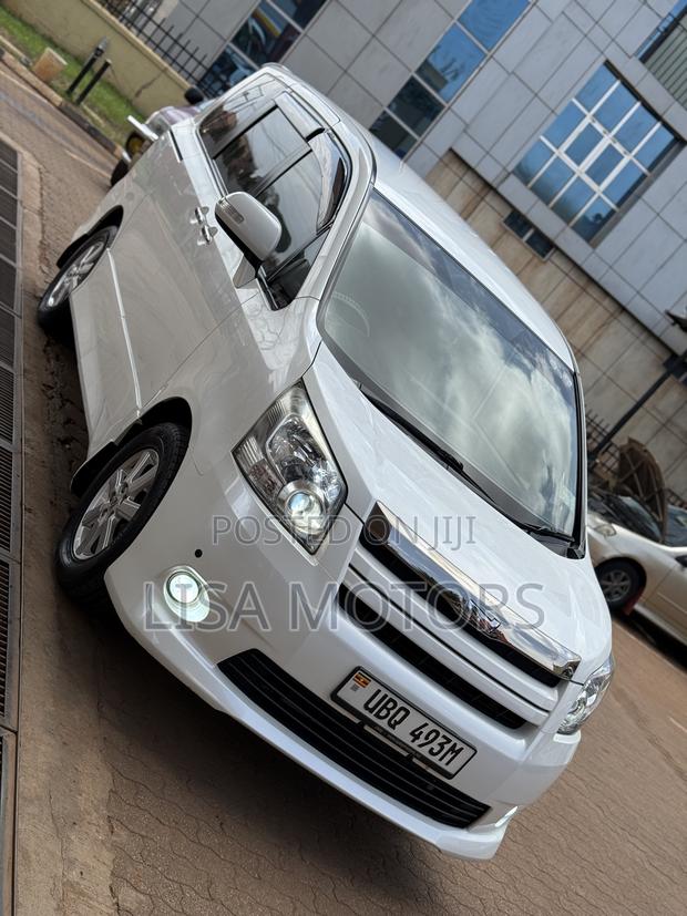 Toyota Noah 2.0 143hp FWD (8 Seater) 2009 White
