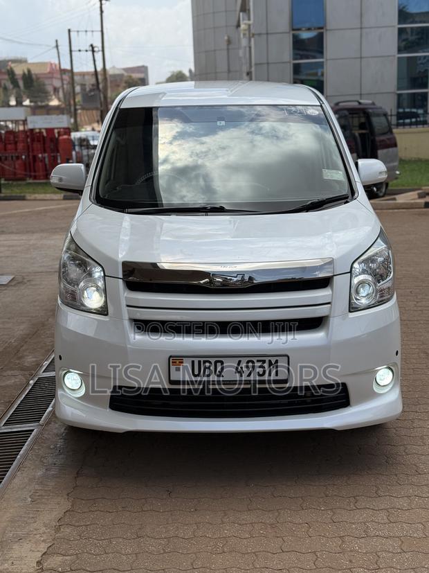 Toyota Noah 2.0 143hp FWD (8 Seater) 2009 White