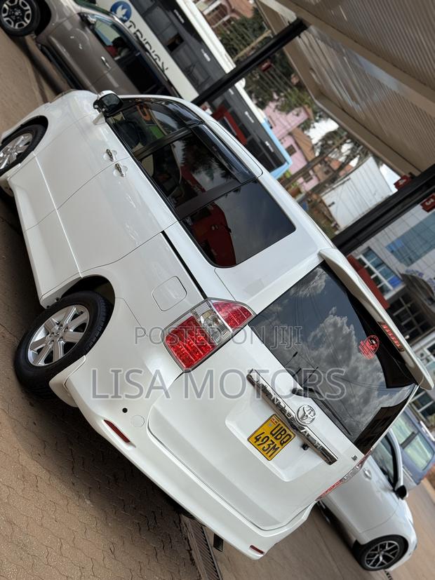 Toyota Noah 2.0 143hp FWD (8 Seater) 2009 White