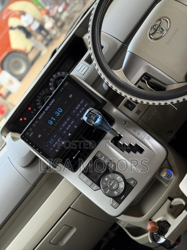 Toyota Noah 2.0 143hp FWD (8 Seater) 2009 White