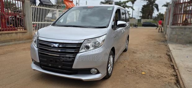 Toyota Noah 2016 Silver