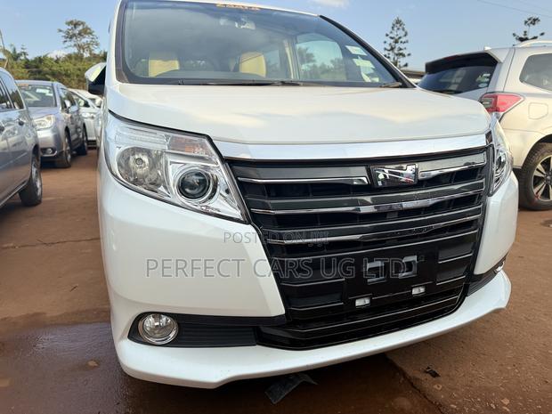 Toyota Noah 2.0 AWD (8 Seater) 2016 Off white