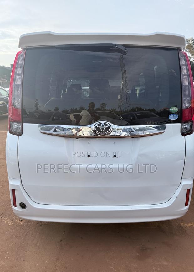 Toyota Noah 2.0 AWD (8 Seater) 2016 Off white