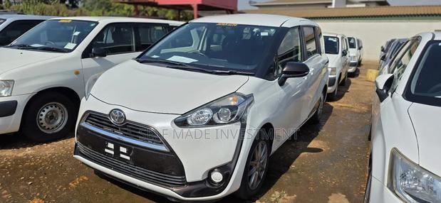 Toyota Sienta 2017 White