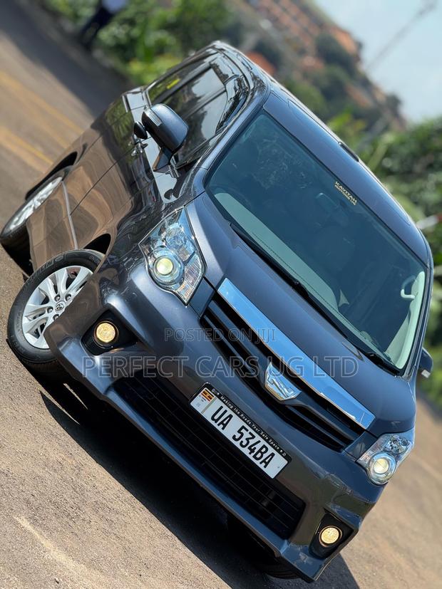 Toyota Noah 2.0 143hp AWD (7 Seater) 2013 Gray