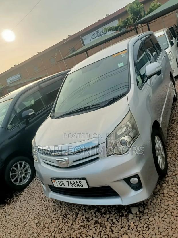 Toyota Noah 2.0 143hp AWD (8 Seater) 2010 Silver