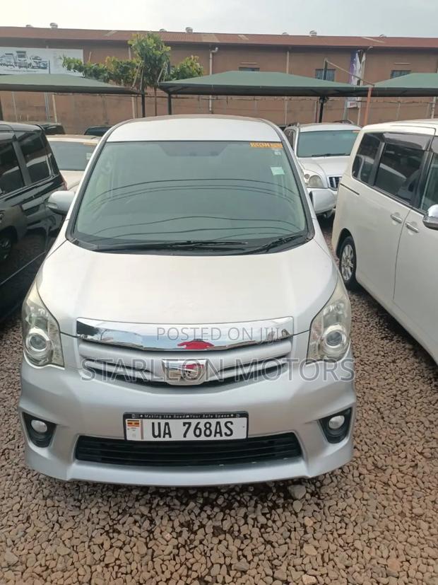 Toyota Noah 2.0 143hp AWD (8 Seater) 2010 Silver