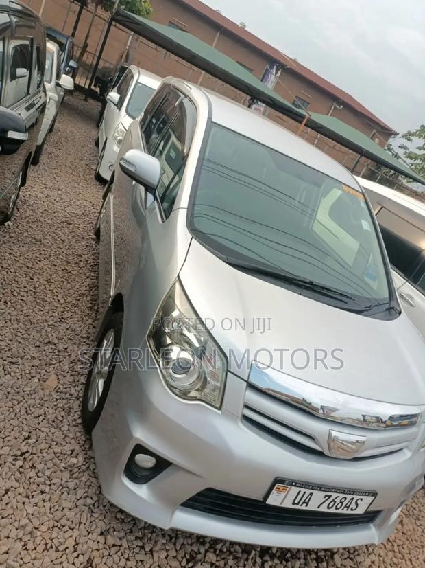 Toyota Noah 2.0 143hp AWD (8 Seater) 2010 Silver