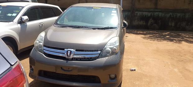 Toyota ISIS 1.8 Platana V-selection 4WD 2013 Gold